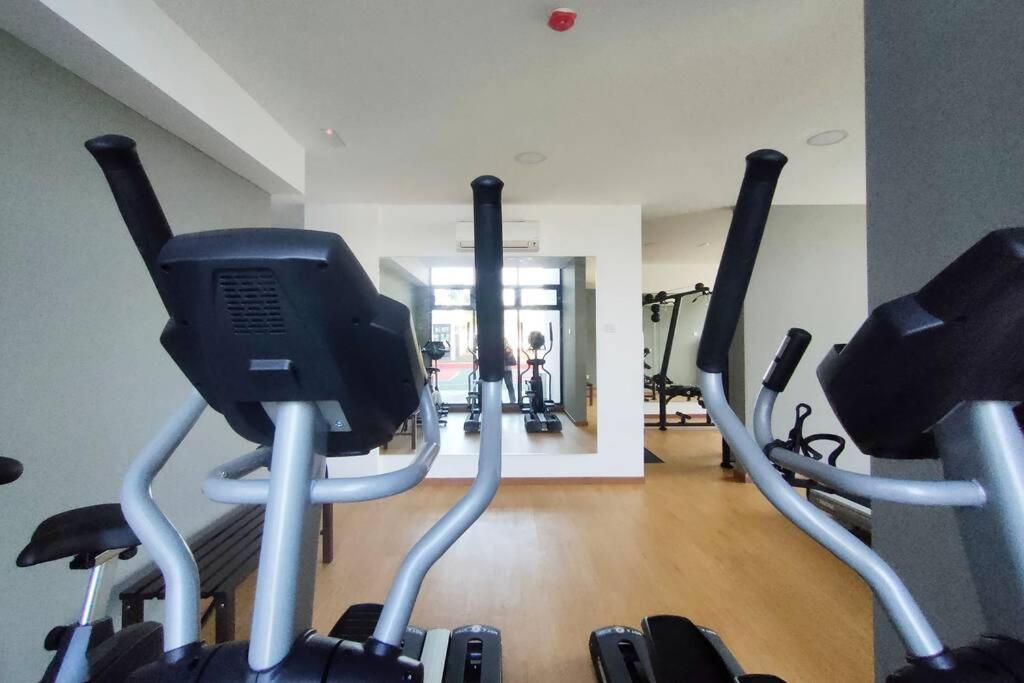 Astetica Pool & Lake View High Floor 100Mbps Wifi Netflix スリ・カンバンガン エクステリア 写真